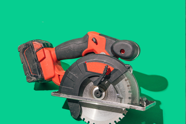 How to Clean and Store a Cordless Circular Saw
